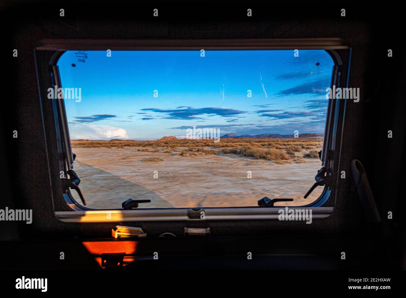 Spanien: Landschaft, Halbwüste Naturregion der Bardenas Reales, Navarra. RV Roadtrip in den Bardenas: Felsformation durch das Fenster der gesehen Stockfoto