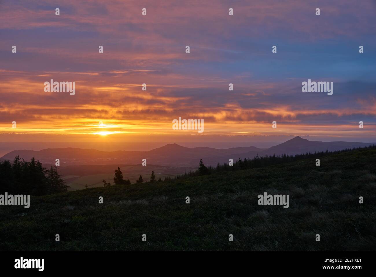 Sonnenaufgang über der Irischen See von Two Rock aus gesehen Berghang Stockfoto