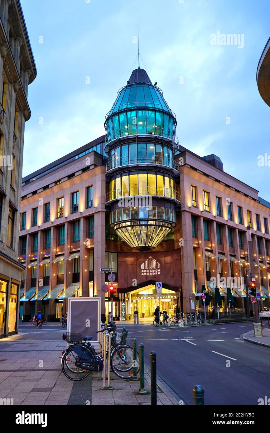 Beleuchtete moderne Fassade des Einkaufszentrums 'Schadow-Arkaden' in der Düsseldorfer Innenstadt an einem Winternachmittag. Das Einkaufszentrum wurde 1994 erbaut. Stockfoto