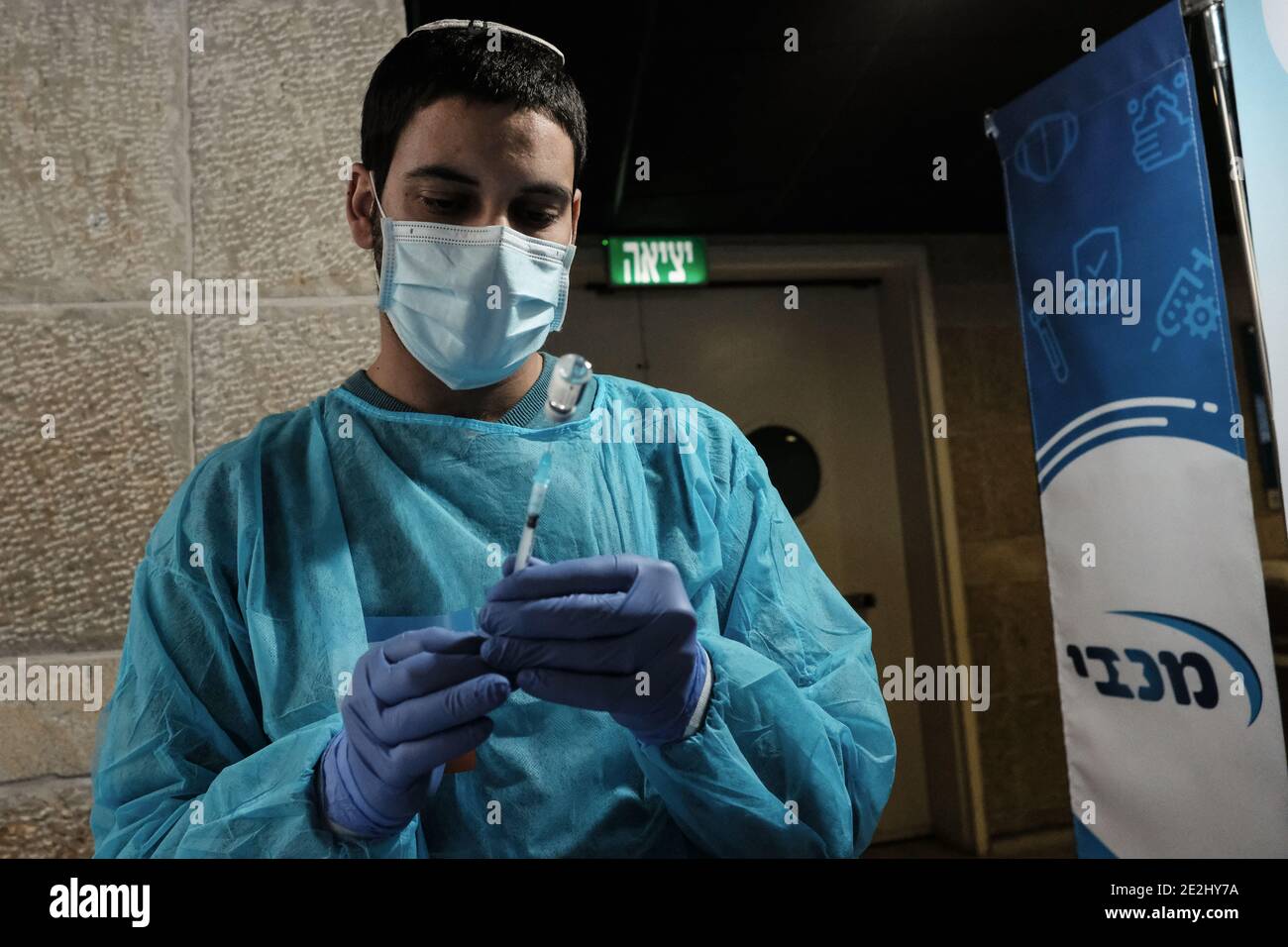 Jerusalem, Israel. Januar 2021. Krankenschwestern verabreichen COVID-19-Impfstoffe im Pais Arena Sports Complex in Jerusalem, der in ein Coronavirus-Impfzentrum umgewandelt wurde. Kriterien sind jetzt entweder Gesundheitsarbeiter, Bildungsarbeiter oder die breite Öffentlichkeit 50 Jahre und älter. Die Zahl der israelischen Bürger, die mindestens eine Dosis des Pfizer BioNTech-Impfstoffes erhalten haben, hat 2 Millionen überschritten, während eine Massenimpfkampagne fortgesetzt wird, und ebenso die COVID-19-Infektion in der Öffentlichkeit. Kredit: Nir Alon/Alamy Live Nachrichten Stockfoto