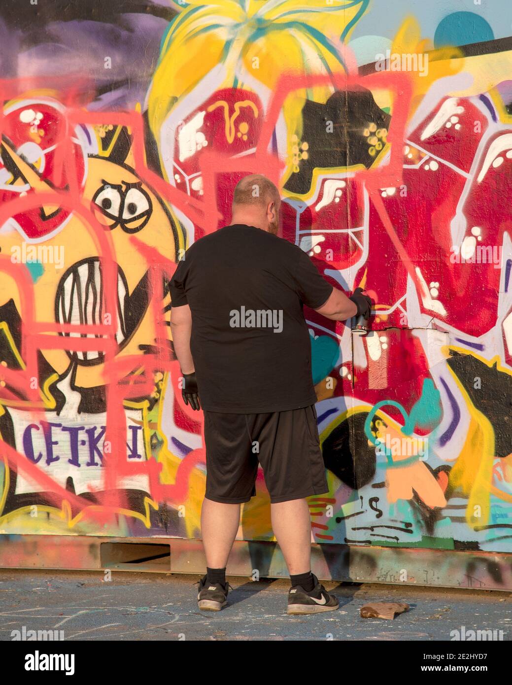 HELSINGBORG, SCHWEDEN - 08. AUGUST 2020: Ein erwachsener Rüde kreiert Graffiti-Kunst im pixlapiren Skatepark in der Stadt. Stockfoto