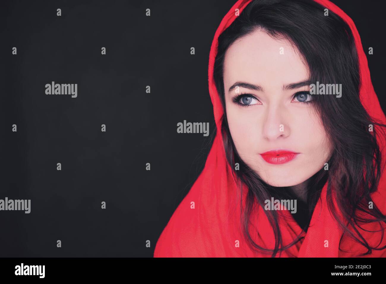 Porträt einer schönen jungen Frau mit rotem Schal an Ihr Kopf Stockfoto