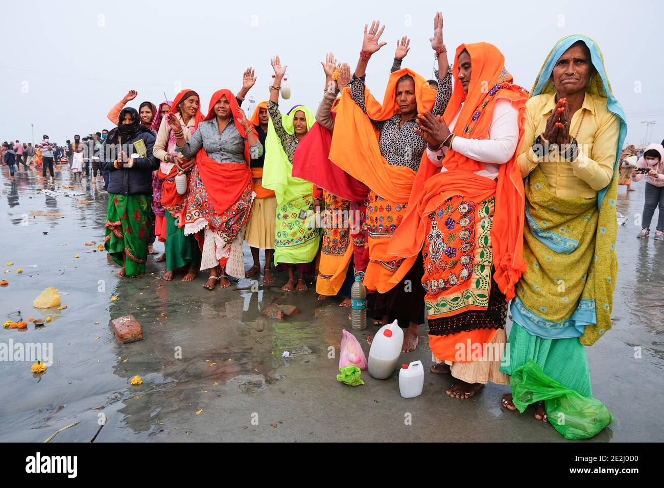 Pilger beten zum Fluss Ganges, nachdem sie das heilige Bad während Makar sankranti am Strand, einem Zusammenfluss des Ganges und des Meeres, hatten. Sie glauben, dass das heilige Bad während Sankranti sie nach dem Tod in den Himmel führen wird. Stockfoto