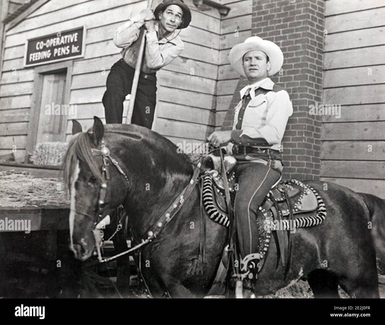 DIE LETZTE RUNDE 1947 Columbia Pictures Film mit Gene Autry Rechts auf Champion Stockfoto