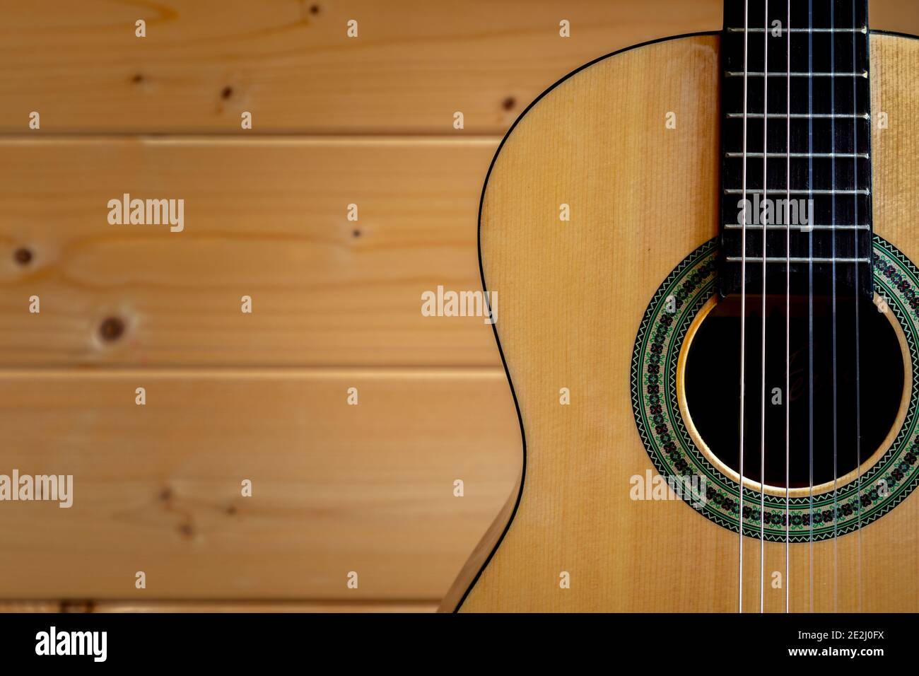 Vereinigtes Königreich. 13th. Januar 2021. Eine sechsaitige klassische (oder spanische) Gitarre, die an einer Kiefernwand befestigt ist. Fotograf: Brian Duffy Stockfoto