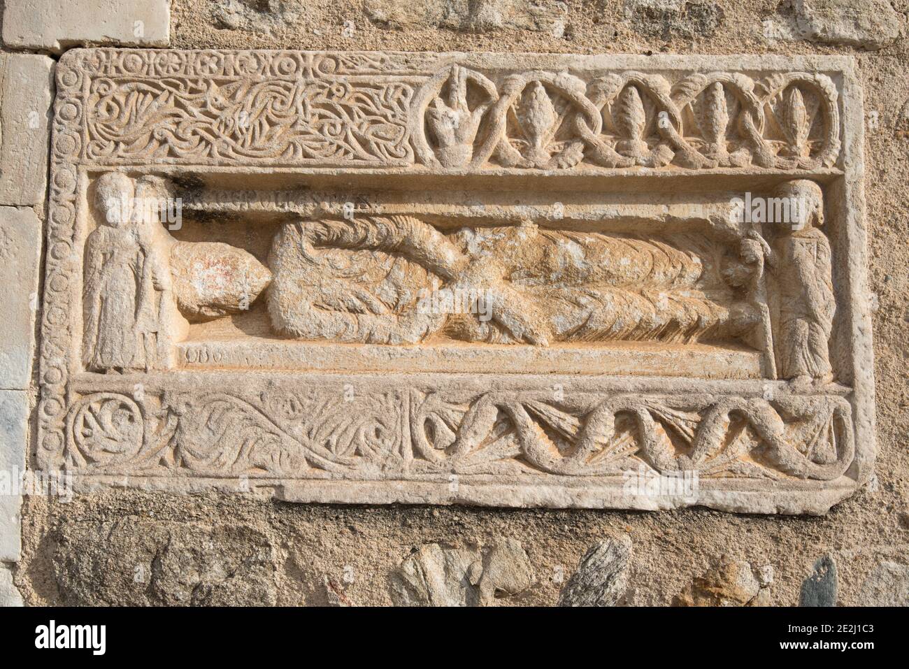 Saint-Genis-des-Fontaines (Südfrankreich): Die Benediktinerabtei beherbergt einen geschnitzten Türsturz aus dem Jahr 1020 und ist damit eine der ältesten Prüfungen Stockfoto