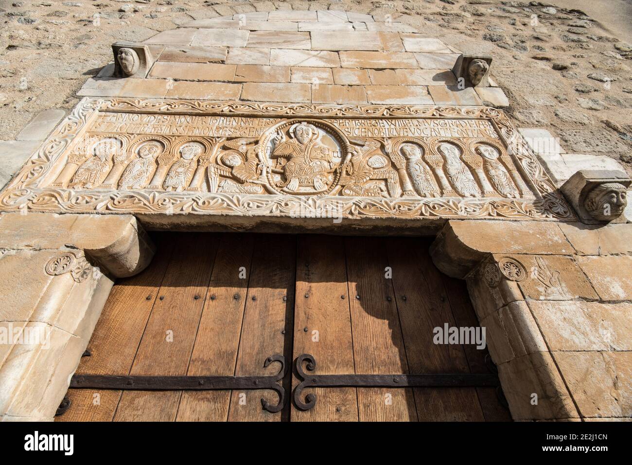 Saint-Genis-des-Fontaines (Südfrankreich): Die Benediktinerabtei beherbergt einen geschnitzten Türsturz aus dem Jahr 1020 und ist damit eine der ältesten Prüfungen Stockfoto
