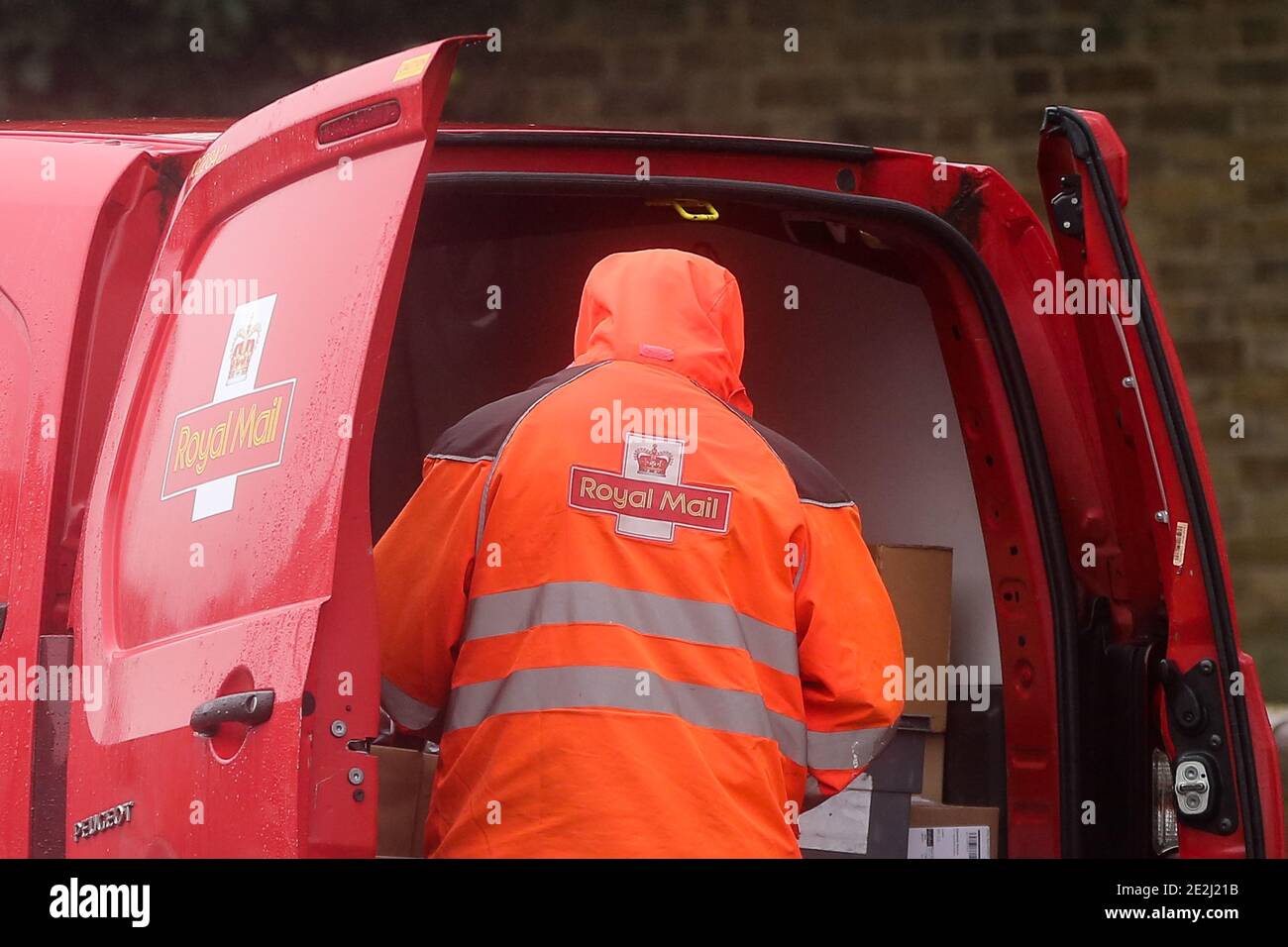 London, Großbritannien. Januar 2021. Ein Royal Mail Postarbeiter, der die Post in seinem Van in London ausliefert. Nach Angaben von Royal Mail, haben einige Gebiete von London einen verringerten Service gesehen, da Postarbeiter aufgrund der Covid-19-Pandemie krank oder selbstisolierend sind. Quelle: Steve Taylor/SOPA Images/ZUMA Wire/Alamy Live News Stockfoto