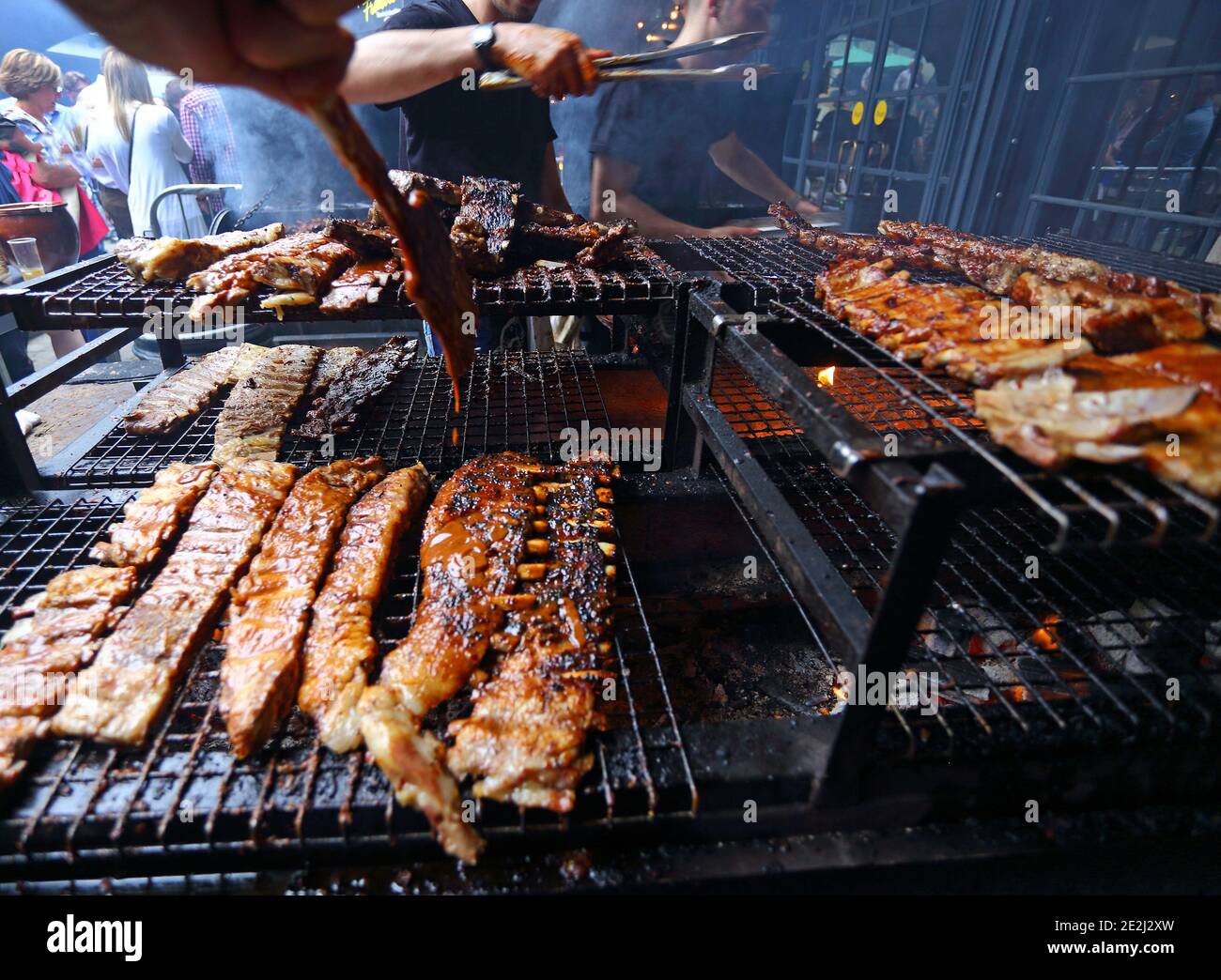 Fleischwaren in Tobacco Dock im Jahr London.chefs Grillen auf Grill . Stockfoto