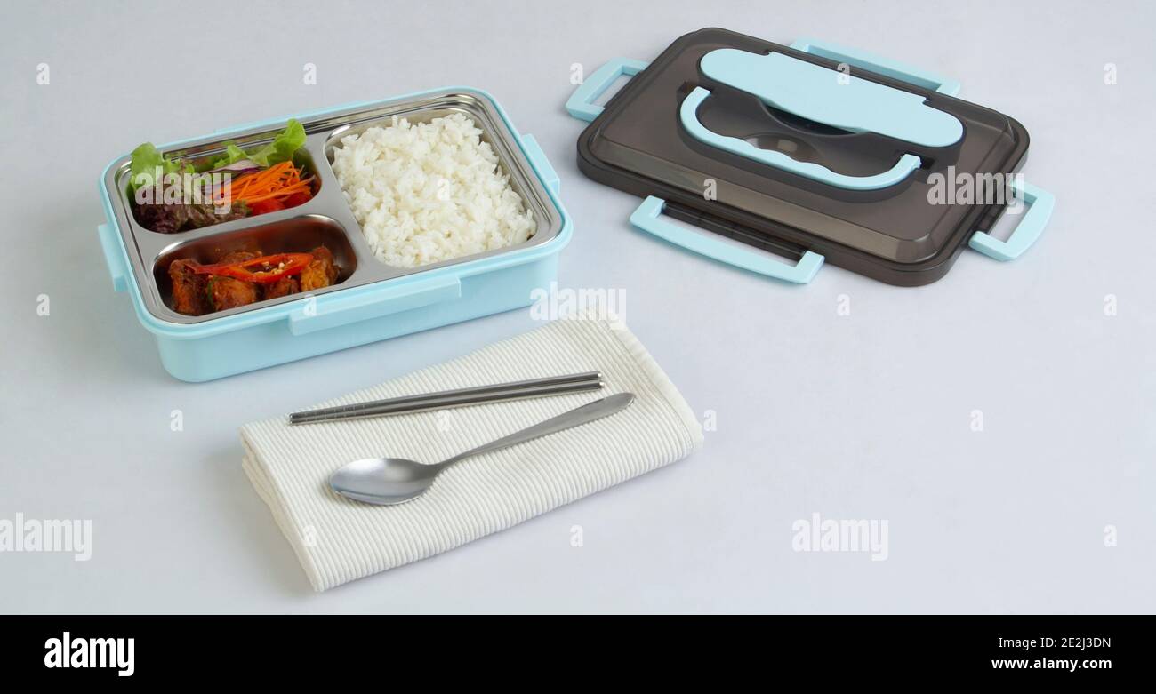 Tiffin Träger mit Nahrung isoliert auf weißem Hintergrund Stockfoto