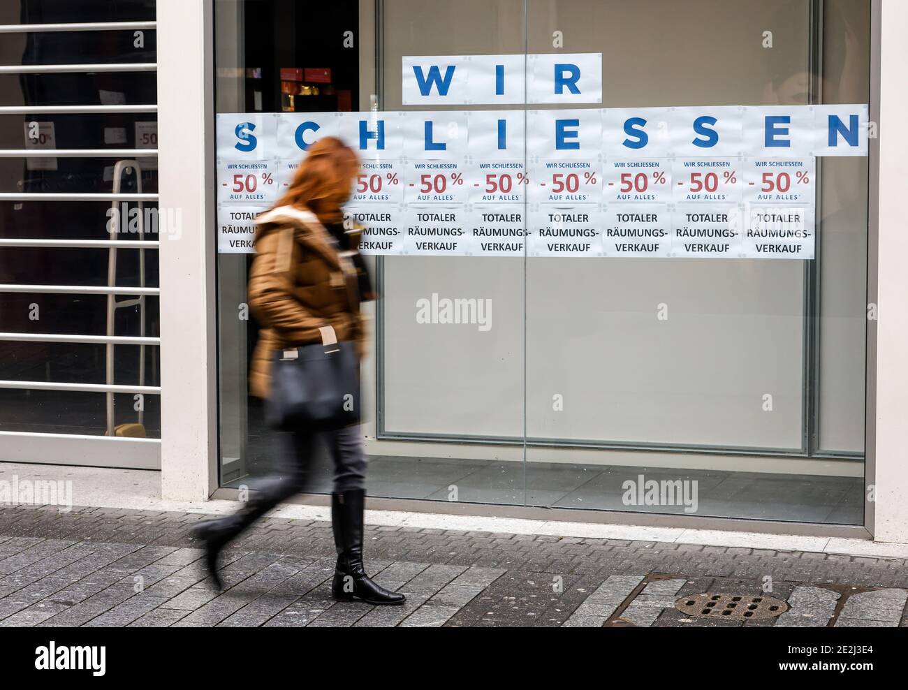 Köln, Nordrhein-Westfalen, Deutschland - Kölner Innenstadt in Zeiten der Coronakrise bei der zweiten Sperre, Freiverkauf wegen Ladenschließung. Stockfoto