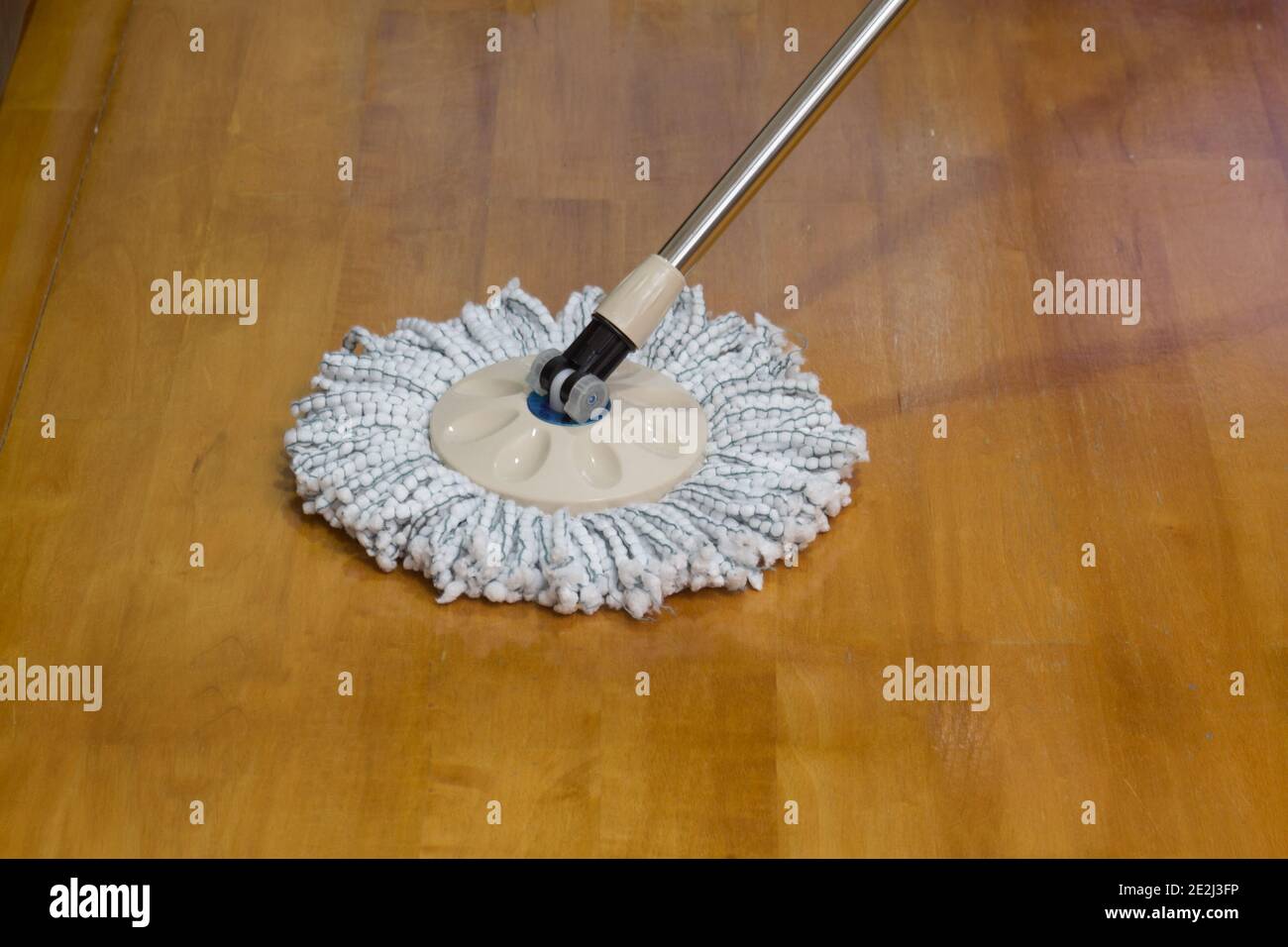 Reinigungsmopp auf Holzboden Hintergrund Stockfoto
