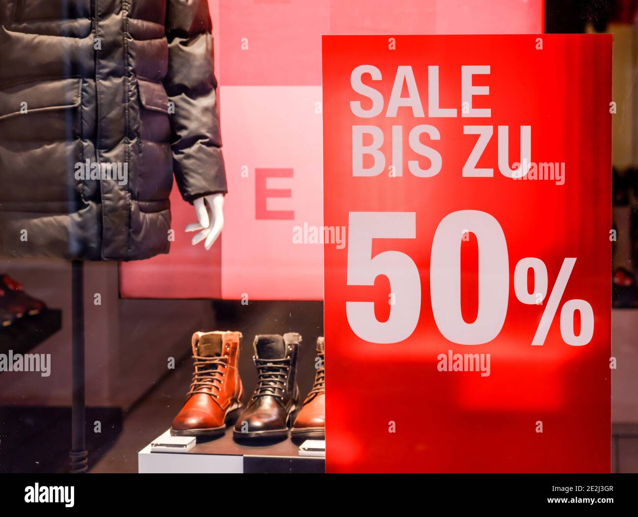 Köln, Nordrhein-Westfalen, Deutschland - Mode-Schaufenster mit Sonderangeboten. Stockfoto