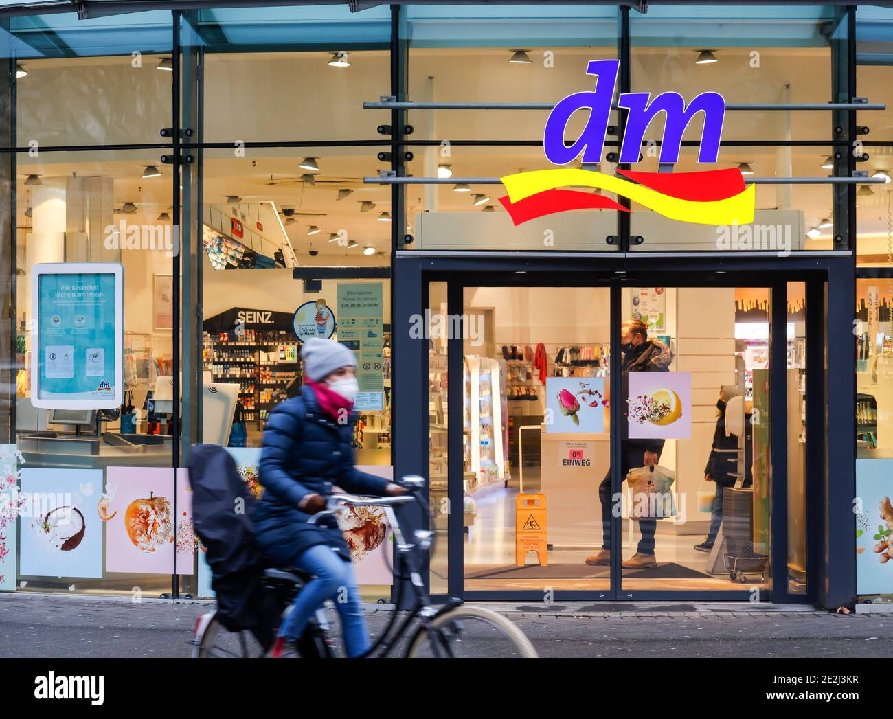 Köln, Nordrhein-Westfalen, Deutschland - dm Drogerie, Einzelhandel in Zeiten der Coronakrise bei der zweiten Sperre. Stockfoto