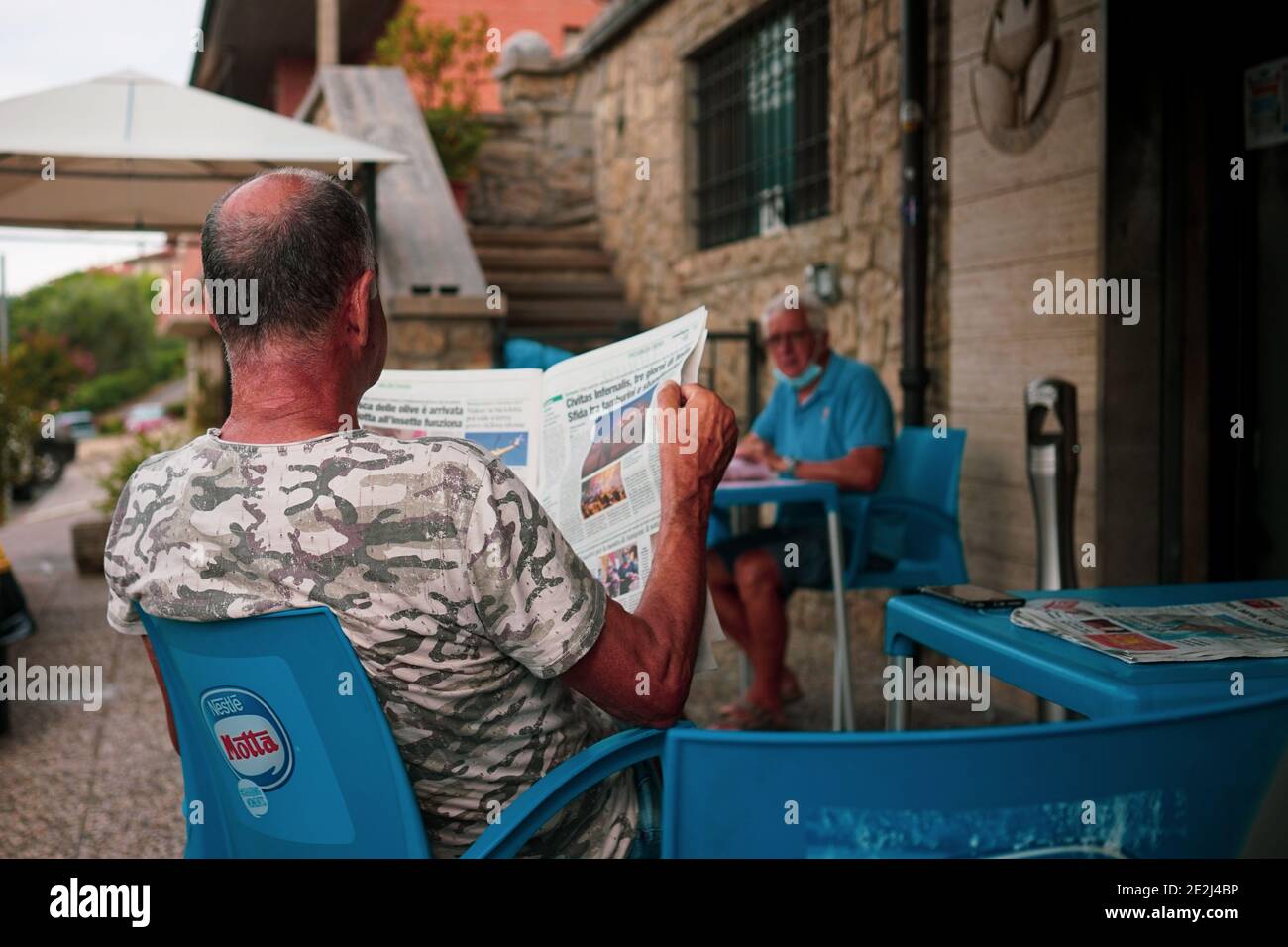 Soziale Distanzierung zwischen zwei Senioren auf einer Terrasse Stockfoto