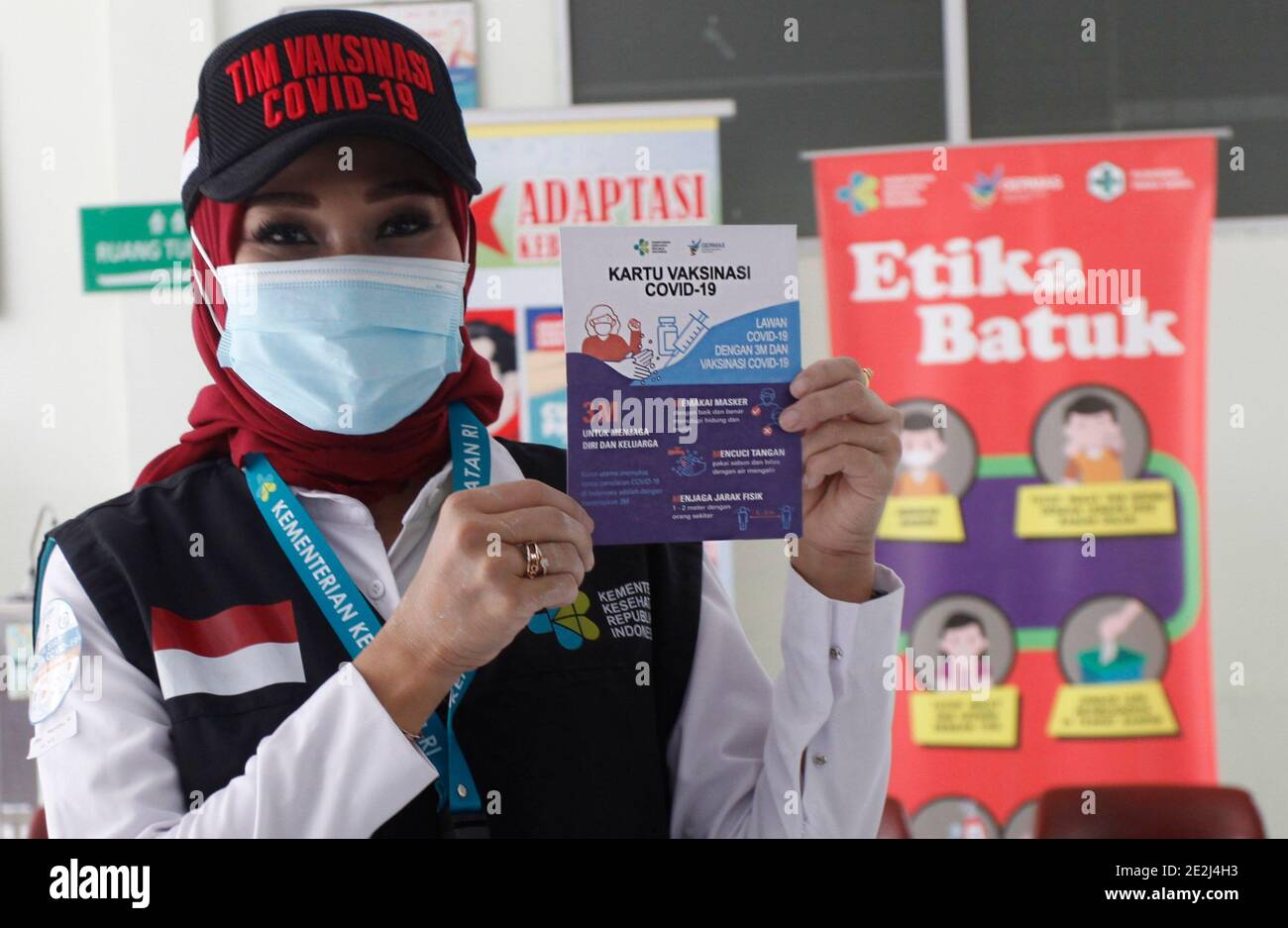 Bogor, Indonesien. Januar 2021. Eine medizinische Mitarbeiterin zeigt ihre Impfkarte COVID-19, nachdem sie am 14. Januar 2021 im Gesundheitsamt in Bogor, West-Java, Indonesien, den Sinovac-Impfstoff erhalten hat. Indonesien startet die landesweite Massenimpfung gegen Coronaviren als ersten Schritt des Impfprogramms in Indonesien wieder COVID-19 (Foto: Adriana Adinandra/INA Photo Agency/Sipa USA) Quelle: SIPA USA/Alamy Live News Stockfoto