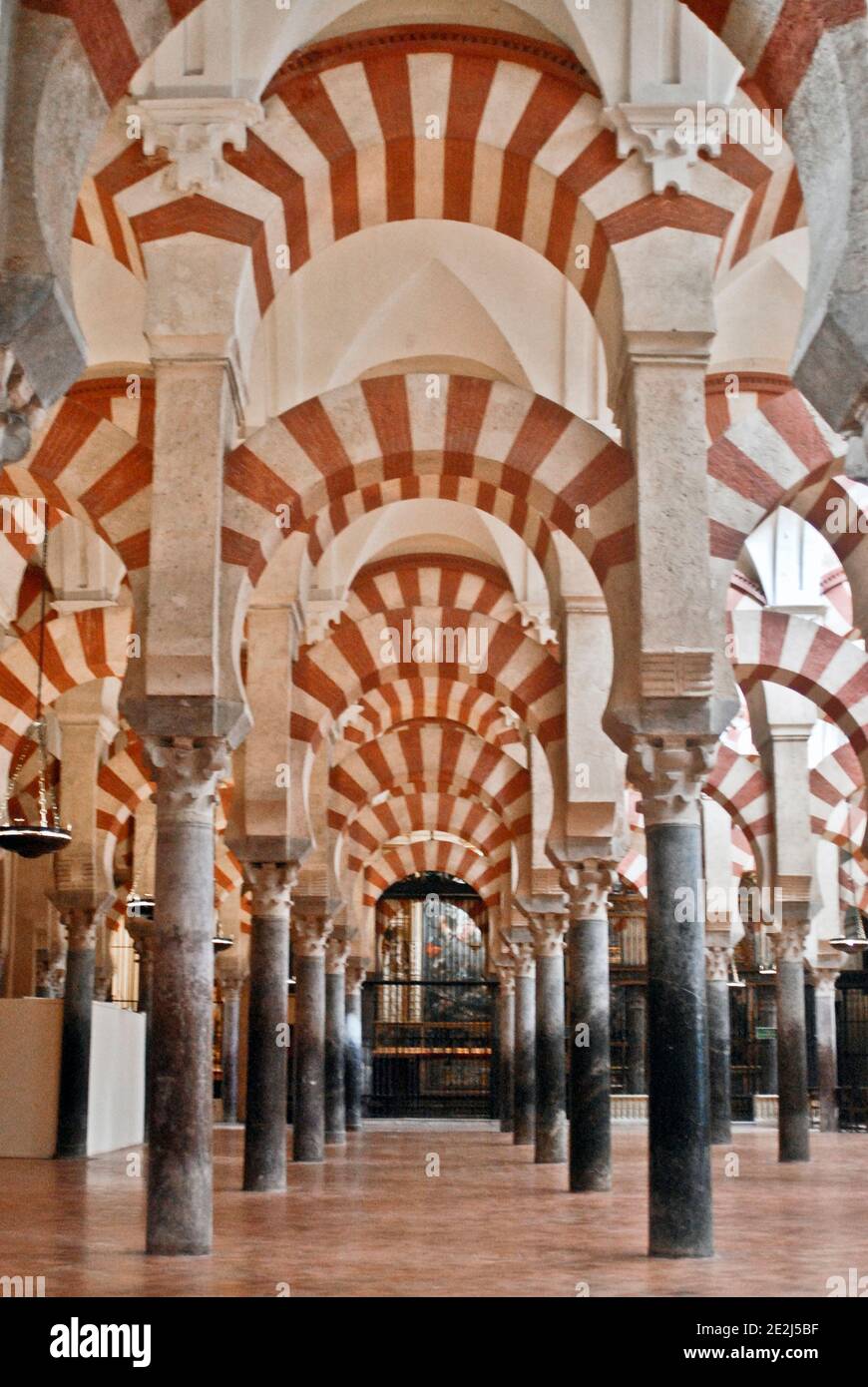 Moschee-Kathedrale von Córdoba: Säulen und zweistufige Bögen im Originalteil des Moscheegebäudes. Spanien Stockfoto