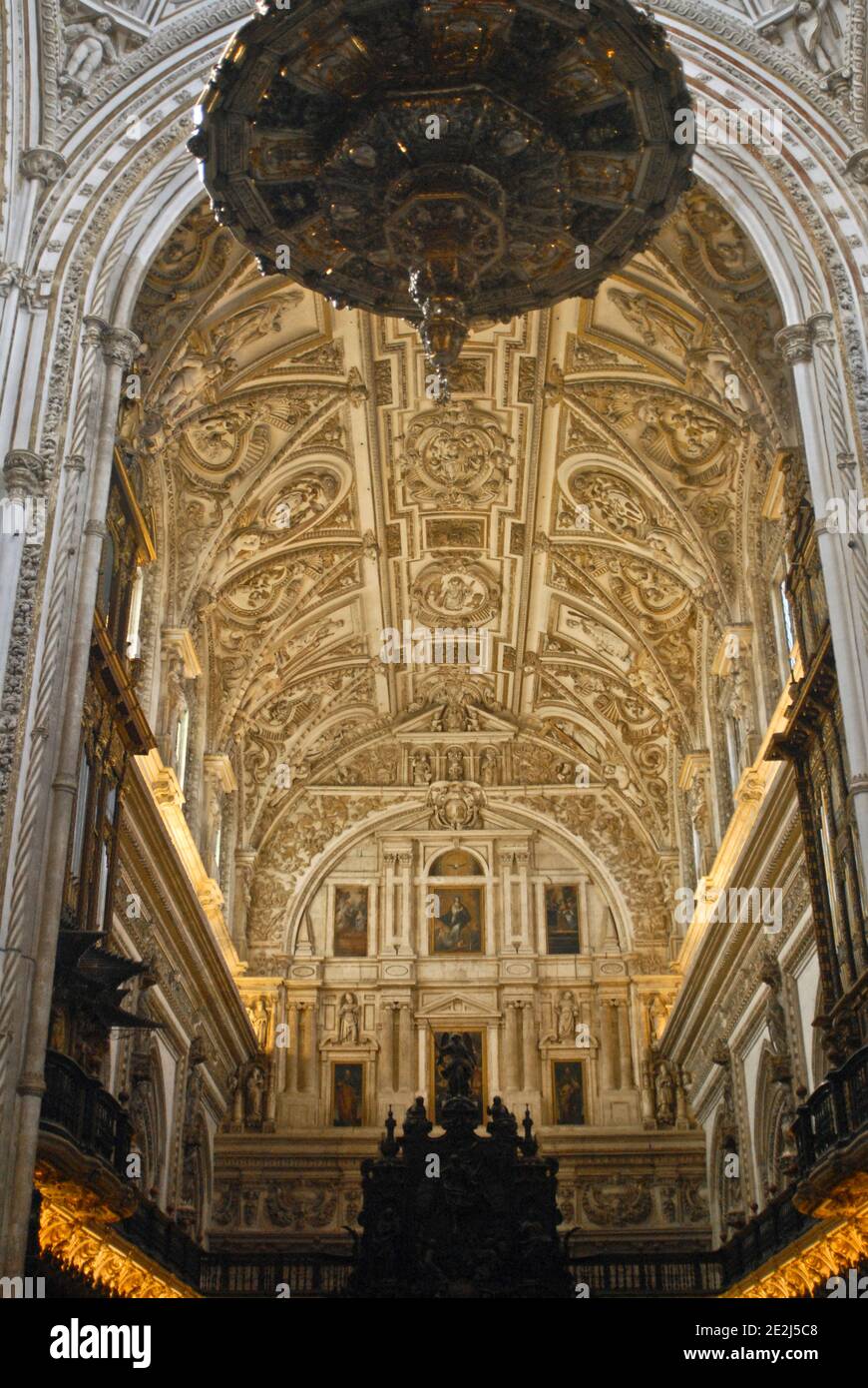 Moschee-Kathedrale von Córdoba: Decken des Renaissanceschiffs und des Querschiffs. Spanien Stockfoto