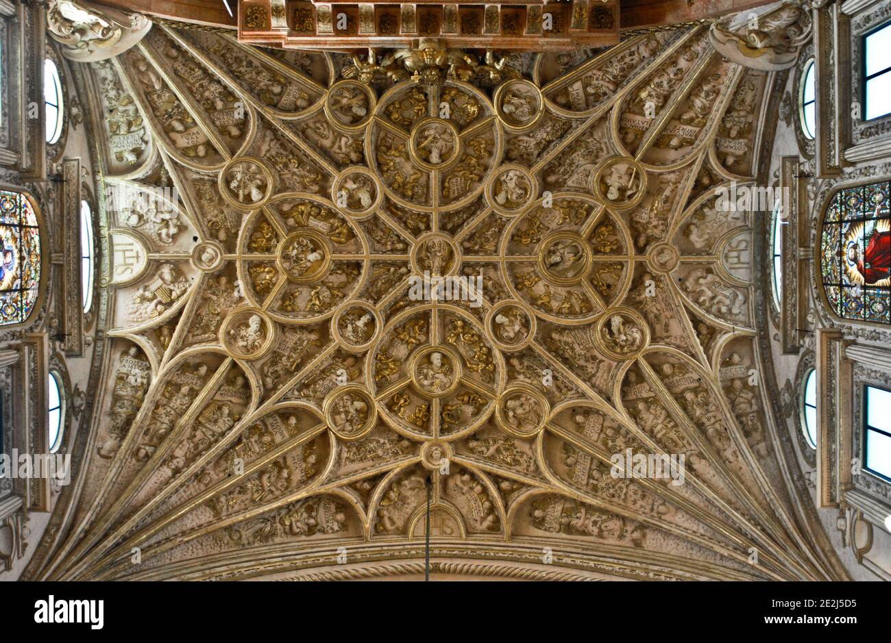 Moschee-Kathedrale von Córdoba: Decken des Renaissanceschiffs und des Querschiffs. Spanien Stockfoto