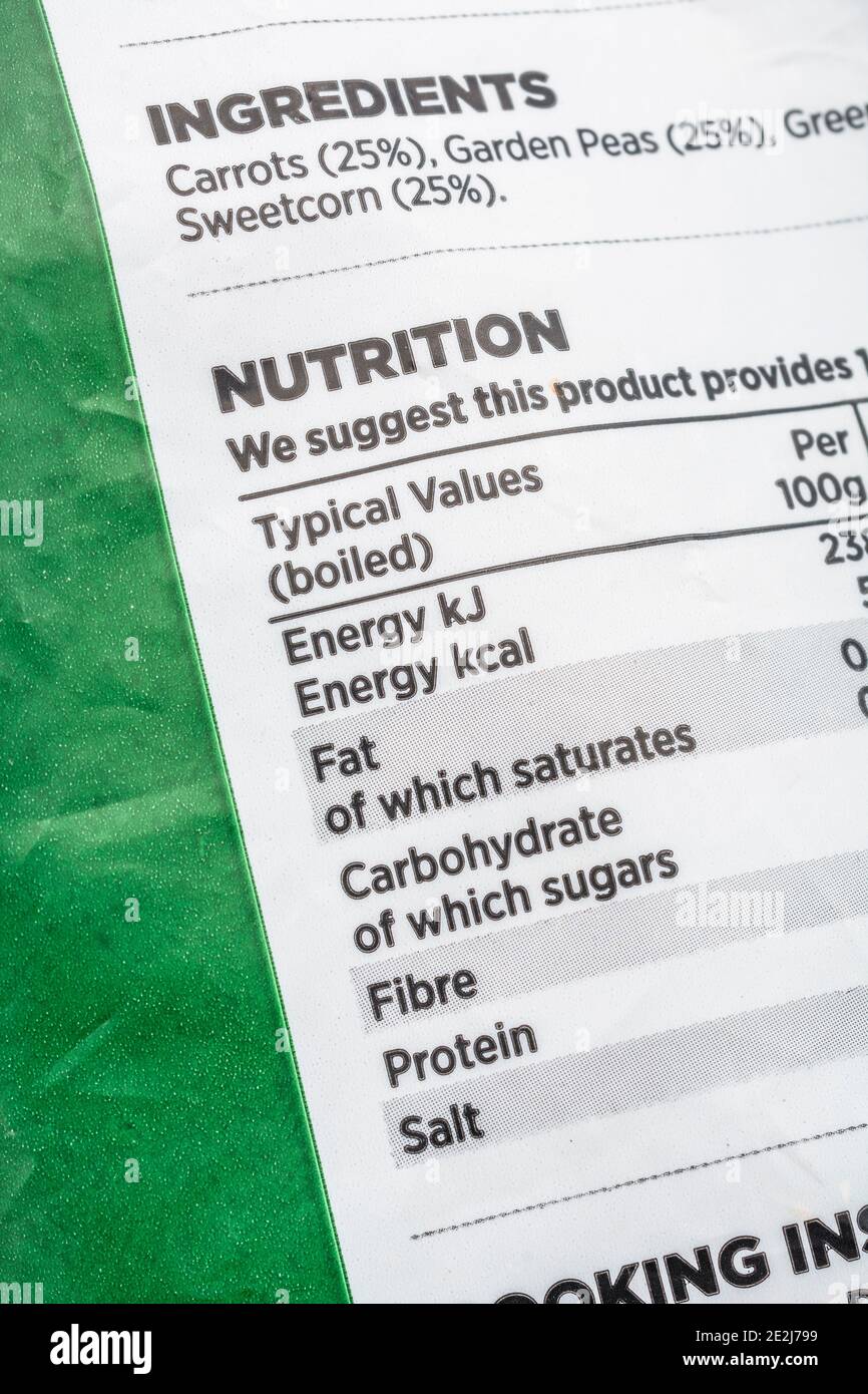 Nahaufnahme von Lebensmitteln Nährwertfaktenbox auf Plastikverpackung von ASDA Frozen Mixed Vegetables. Stockfoto