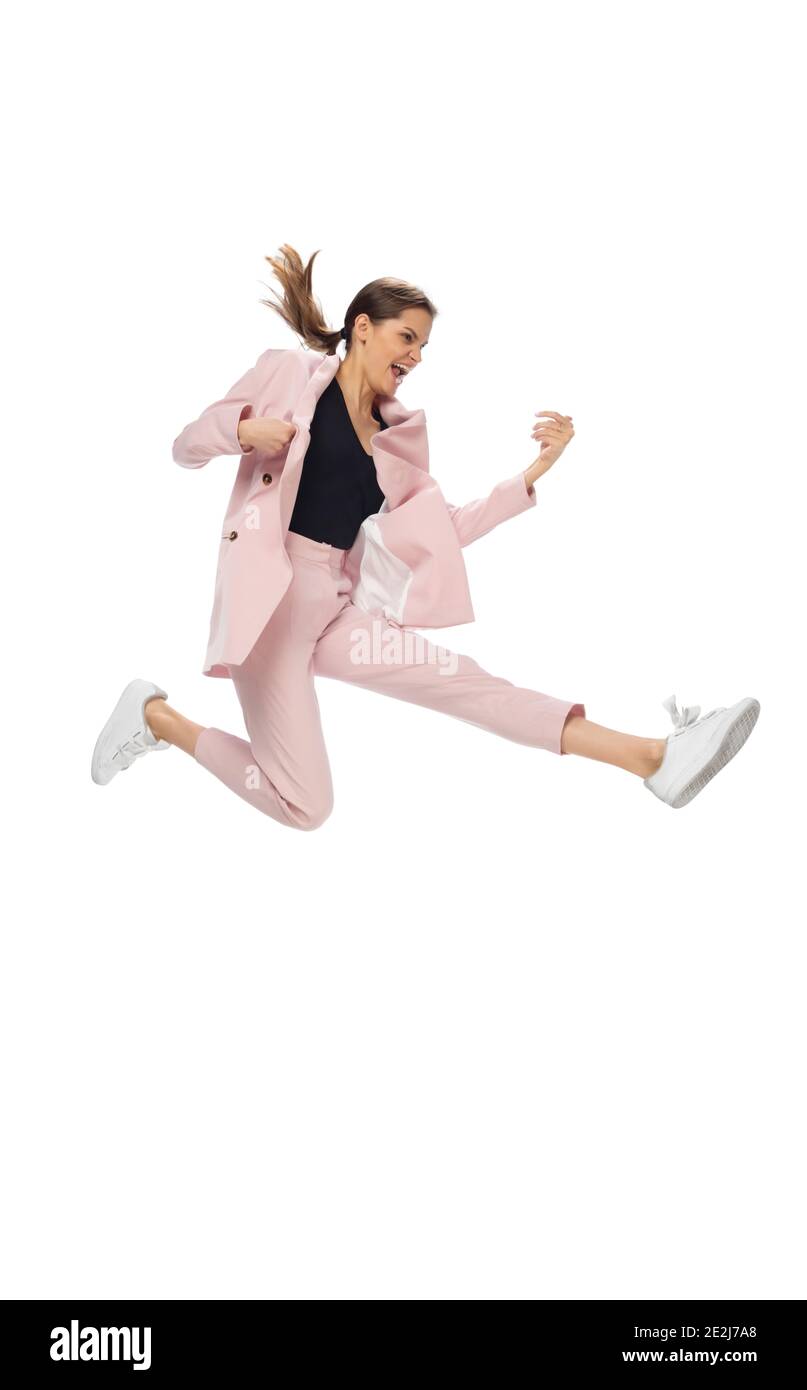 Popstar. Fröhliche junge Frau, die in lässiger Kleidung oder Anzug tanzt, legendäre Bewegungen und Tänze von Prominenten aus der Kulturgeschichte neu aufstellt. Isoliert. Action, Motion, Fame Konzept. Kreativer Beruf. Stockfoto
