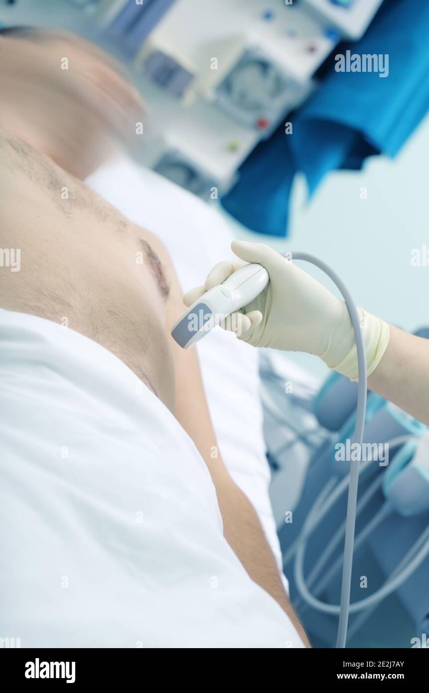 Ultraschalluntersuchung auf der Krankenhausstation. Stockfoto