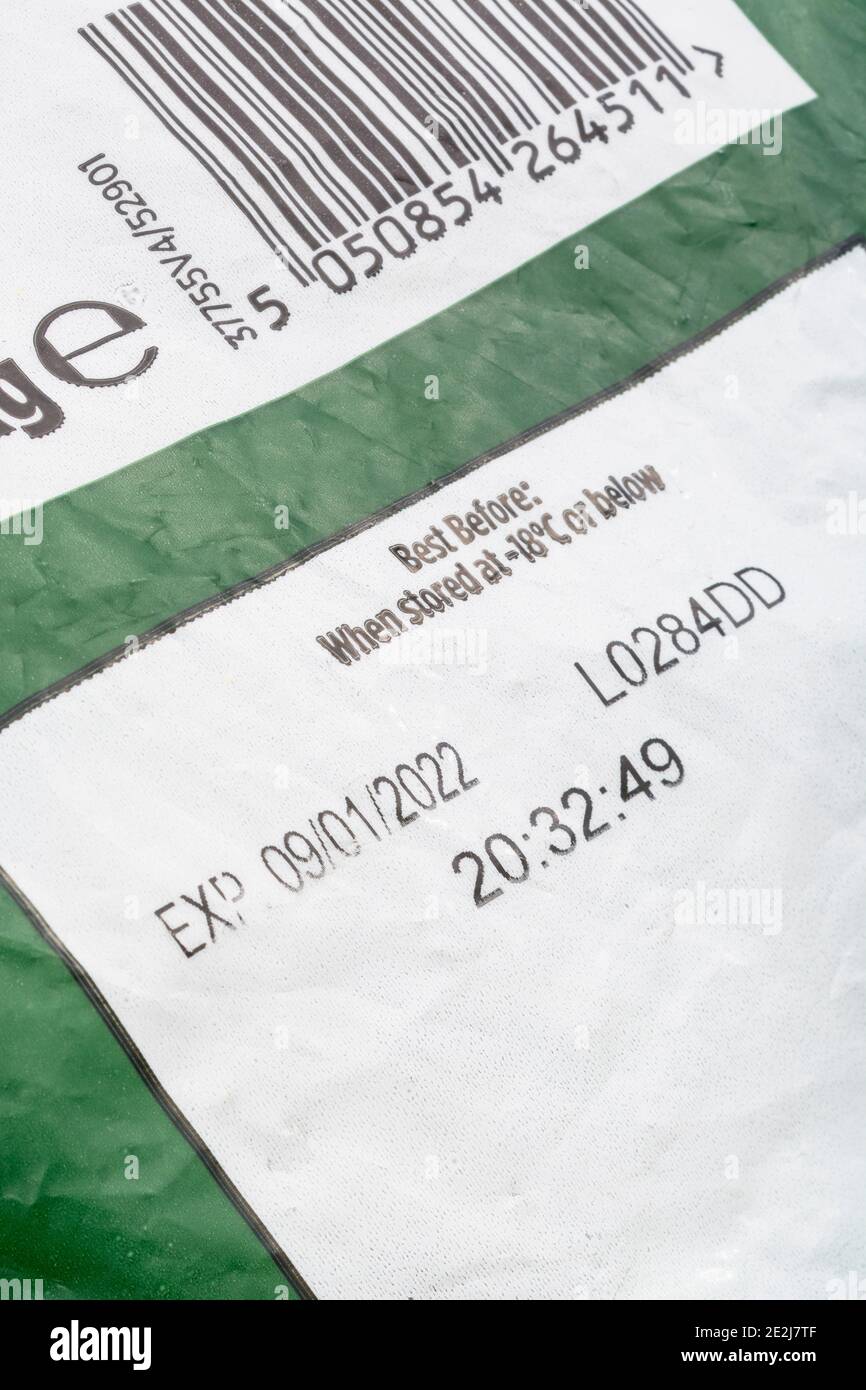 Nahaufnahme von Lebensmitteln Best Before Date / BBD auf Plastikverpackung von ASDA Frozen Mixed Vegetables. Unnötige Lebensmittelverschwendung & Wegwerfen von Lebensmitteln Konzept. Stockfoto