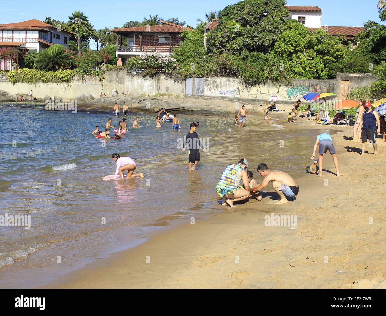 Vitoria, Espirito Santo, Brasilien. Januar 2021. (INT) Bewegung der Menschen am Strand der Boi Insel in Espirito Santo. 13. Januar 2021, Vitoria, Espirito Santo, Brasilien: Selbst mit der Zunahme der COVID-19 Fälle in Brasilien, Menschen sind immer noch an den Stränden angezogen, um sich zu entspannen, Spaß zu haben und vergessen Sie die Leiden durch das Virus verursacht. Boi Island ist keine Ausnahme, da die Leute den Strand drängen und einige ohne Masken. Quelle: Edson de Souza /Thenews2 Quelle: Edson De Souza/TheNEWS2/ZUMA Wire/Alamy Live News Stockfoto