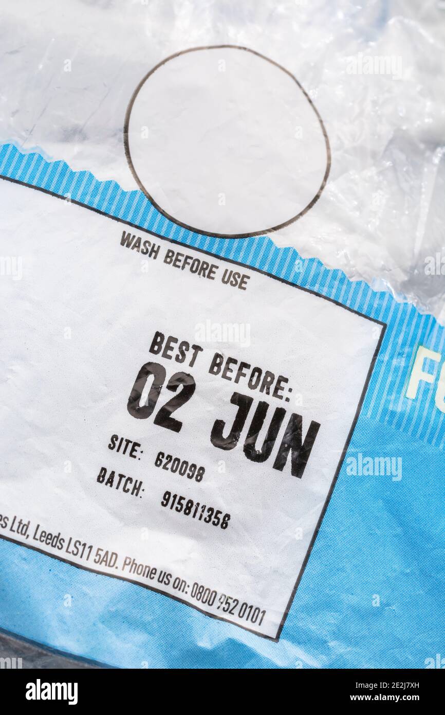 Nahaufnahme des Essens Best Before Date / BBD auf Plastikfolie von ASDA British Baby Potatoes. Unnötige Lebensmittelverschwendung & Wegwerfen von Lebensmitteln Konzept. Stockfoto