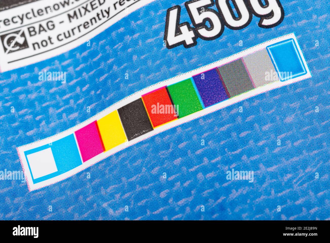 Farbband auf ASDA-Erdnussverpackungen nicht in der Registrierung. Für CMYK-Prozessfarben, Volltonfarben, Druckregistrierung, Farben in der Industrie, Drucken. Stockfoto