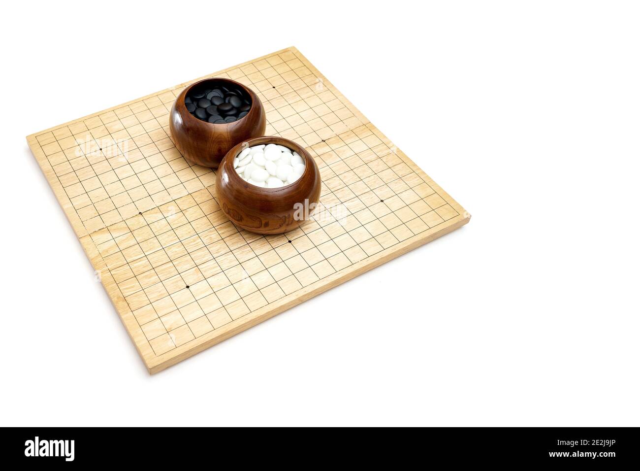 Goban, Baduk, Weiqi oder Maklom - traditionelles asiatisches Strategiespiel. Schwarzer und weißer Stein des chinesischen Brettspiels Stockfoto