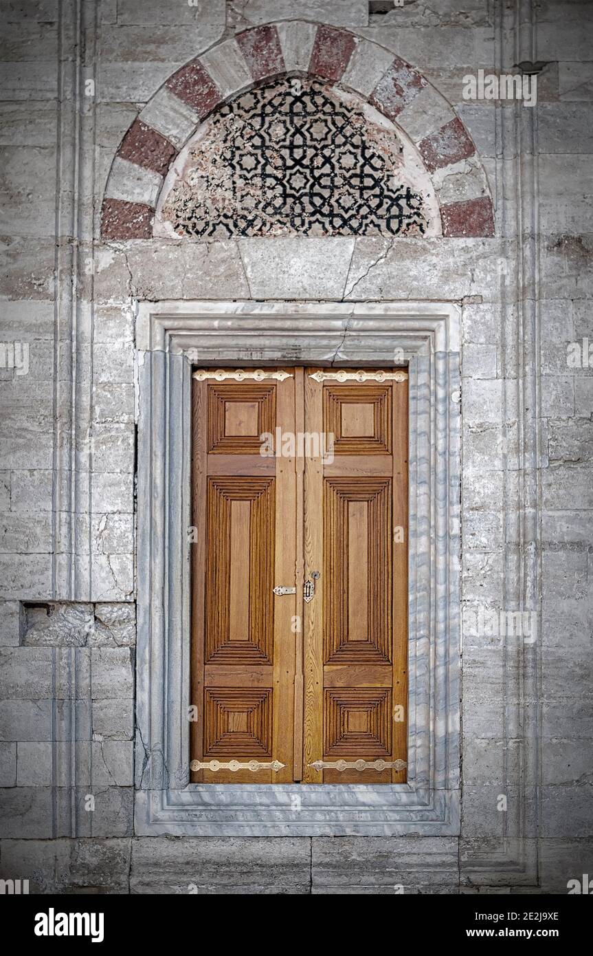 Eine der Türen in der Beyazit Camii Moschee in Istanbul, Türkei. Stockfoto