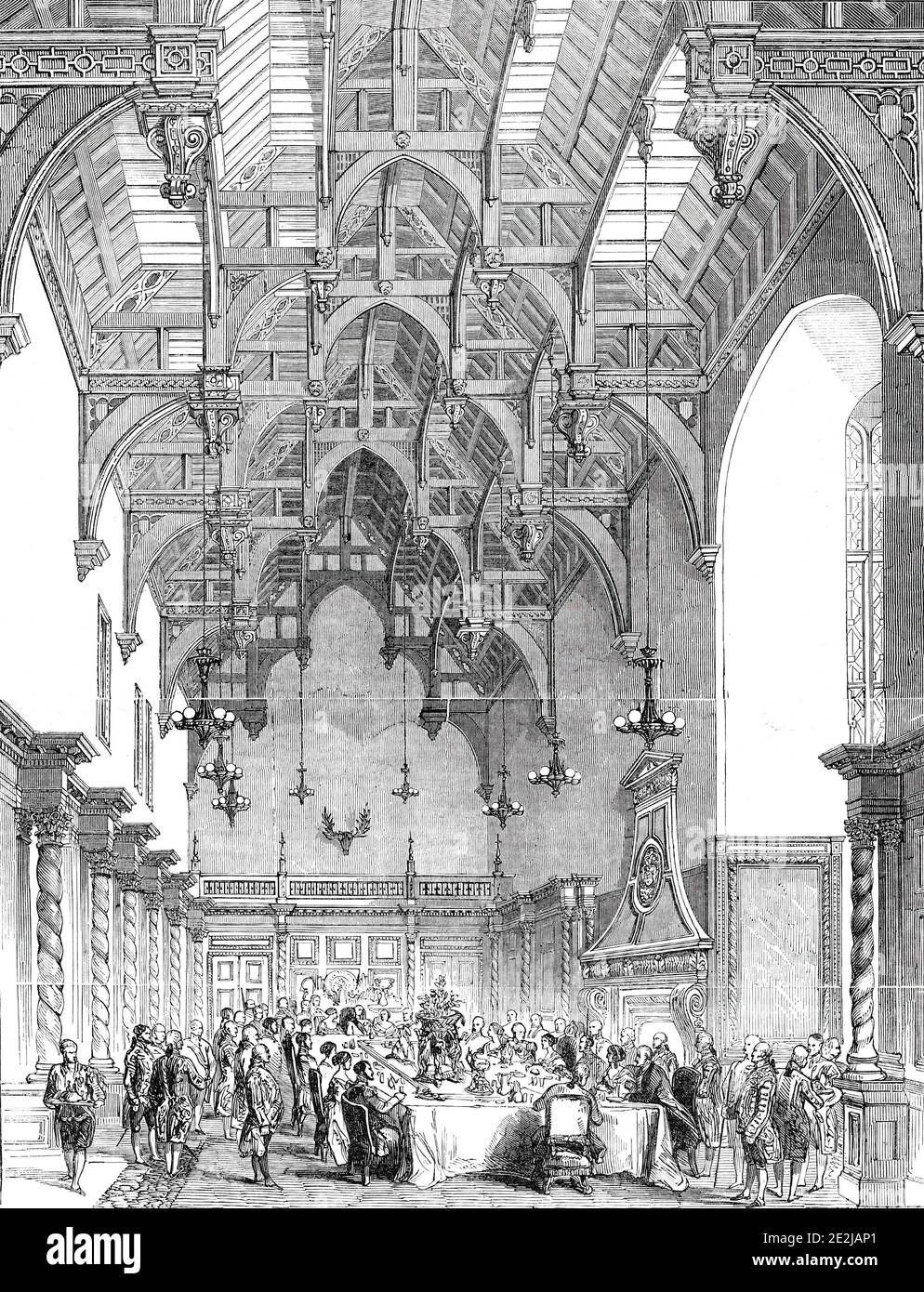 Besuch Ihrer Majestät in Burghley - das Bankett in der Großen Halle, 1844. Königin Victoria und Prinz Albert waren die Gäste des Marquis von Exeter, im Burghley House in der Nähe von Stamford, Lincolnshire. Das Haus wurde im 16. Jahrhundert erbaut - hier sehen wir die Holzdachbalken im Großen Saal. "Am nördlichen Ende des Raumes, in einer Höhe von zwölf Fuß, ist die Music Gallery, in der Lage, etwa fünfzig Künstler, und es wird gesagt, dass es nur wenige Räume im Königreich mehr hervorragend gebaut, um Wirkung zu musikalischen Klängen geben. Der Saal wird von prächtigen gotischen Kronleuchtern beleuchtet, Stockfoto