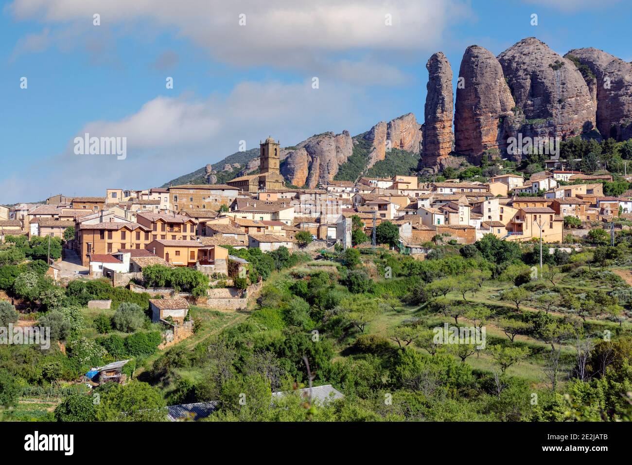 Dorf Agüero unter den konglomeraten Felsformationen der Mallos de Riglos, Provinz Huesca, Aragon, Spanien. Die Mallos de Riglos sind ungefähr Stockfoto