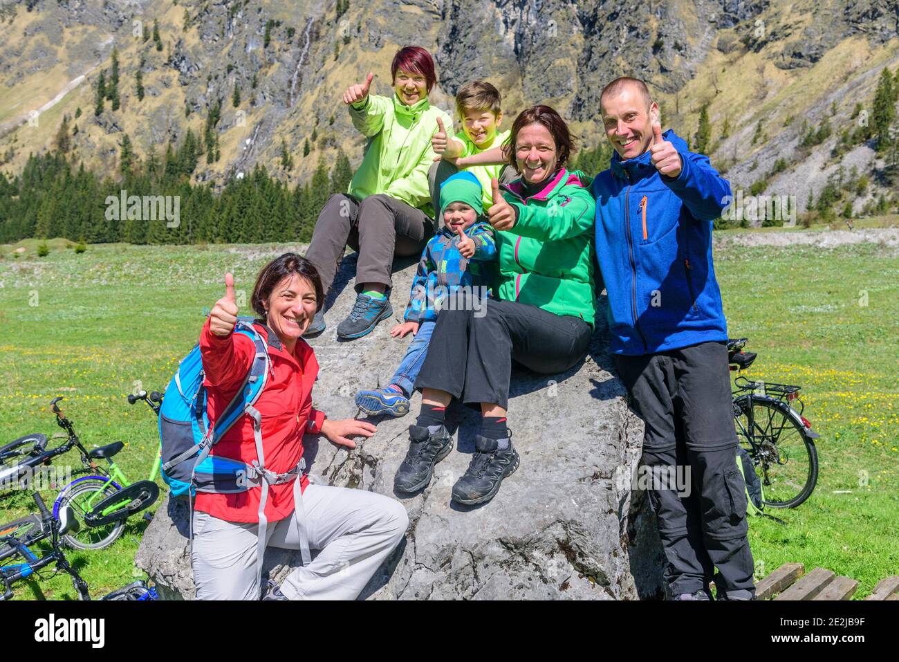 Familie Radfahren Tour im Frühling im Allgäu Berge in der Nähe von Oberstdorf. Stockfoto