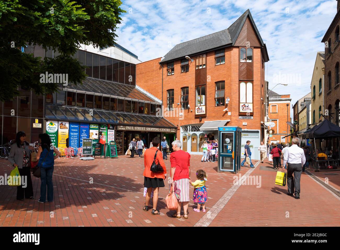 Cork, County Cork, Republik Irland. Irland. Shopper in Rory Gallagher Place. Stockfoto