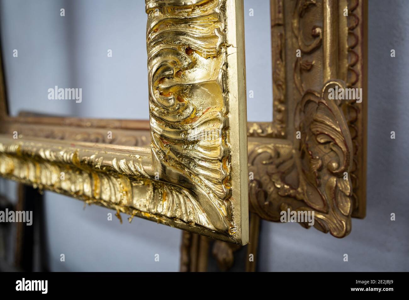 26. November 2020 Lyon, Dijon, Burgund, Frankreich: Detail von vergoldeten Rahmen mit feinem Gold Stockfoto