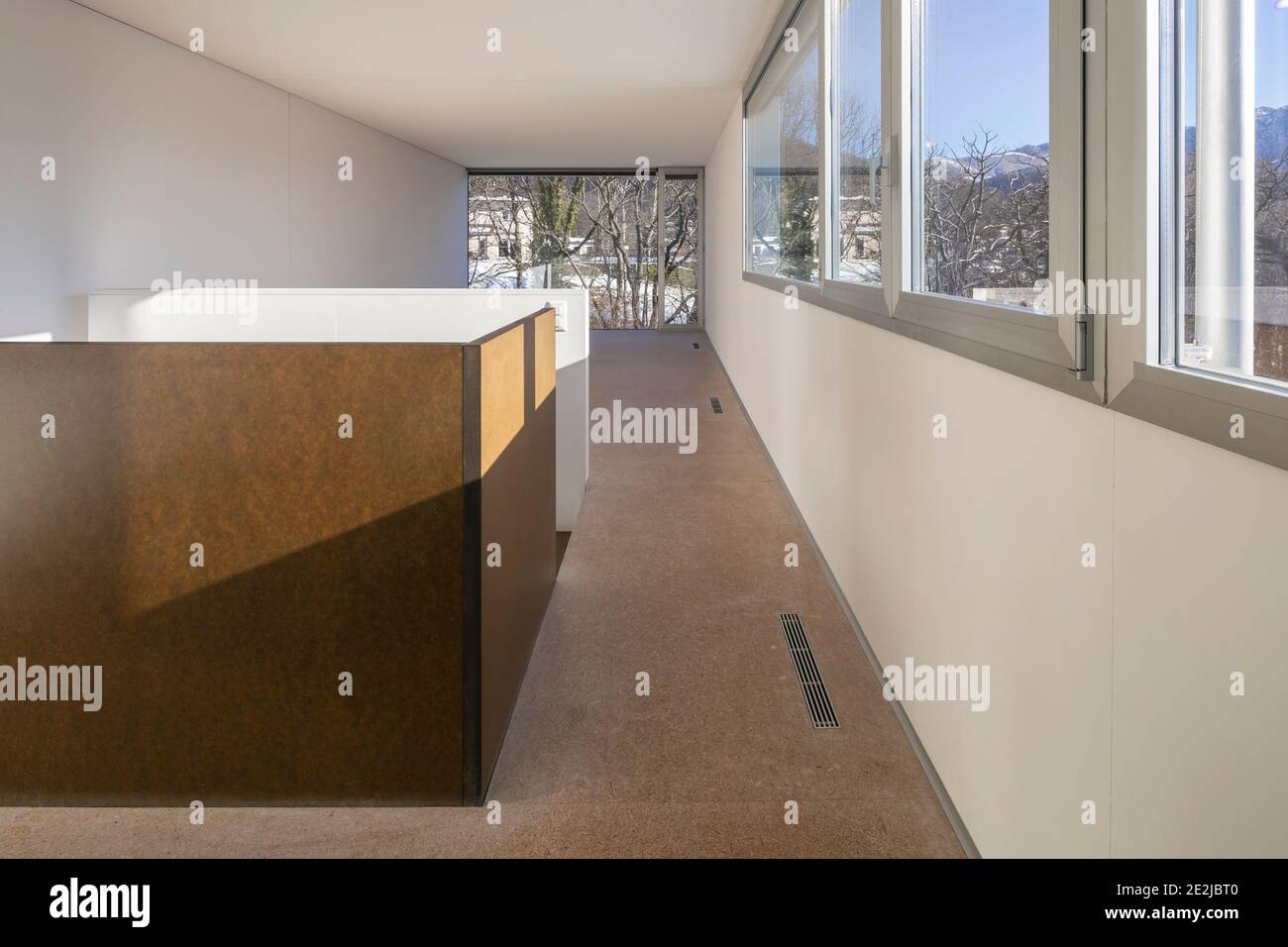 Interieur eines Einfamilienhauses, großer leerer Raum, mit Blick auf die Natur, die Fenster sind groß. Stockfoto