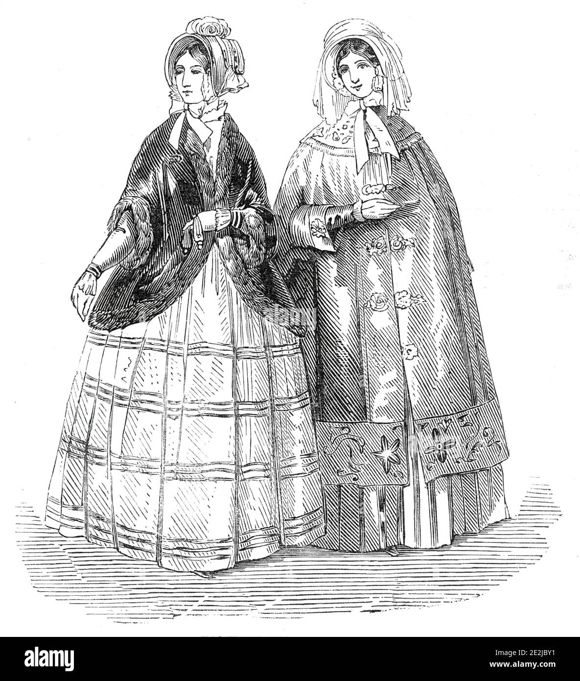 Paris und London Mode für Dezember, 1845. 'Ein Kleid in braunem Pekin, gestreift in Samt. Ein wattierter Smaragd Satin Mantel reich bestickt, mit Gimp Verschlüsse auf der Vorderseite des Mantels. Eine leichte Seidenhaube mit einer einzigen Feder und mit breiter Spitze verziert, um den Schleier zu ersetzen. Ein Lavendel-Satinkleid mit drei breiten Volants aus schwarzer Spitze, jede von drei Reihen aus schmalem schwarzem Samt, die Corsage in der gleichen Weise getrimmt; enge Ärmel, ebenfalls am Handgelenk mit schwarzem Samt getrimmt, und umrandet mit einer Reihe tiefer Spitze, fallen über die Hand. Ein Mantelet Kaprice in schwarzem Samt surrou Stockfoto