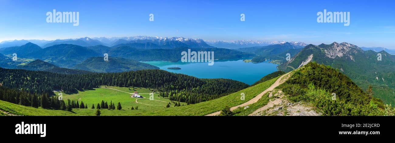 Beeindruckende Aussicht vom Jochberg Gipfel auf Walchensee und den bayrischen Alpen Stockfoto