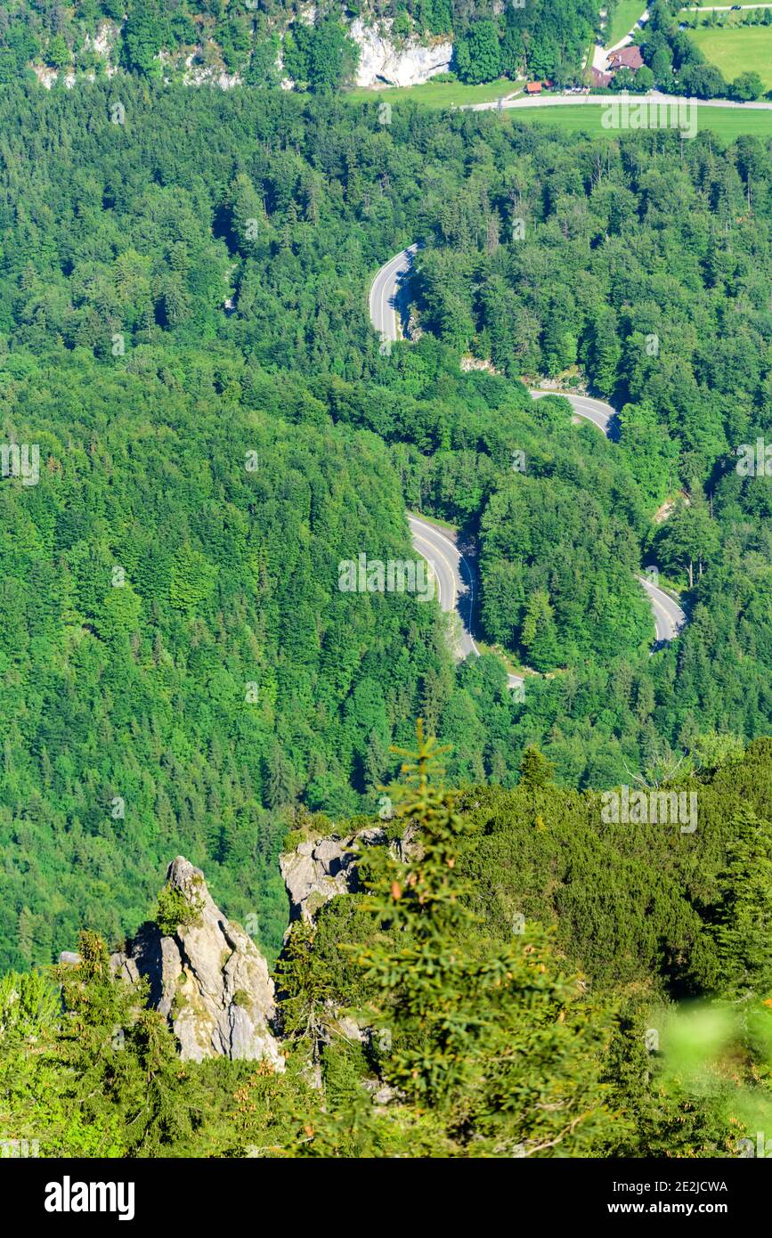 Schöne Aussicht vom Jochberg auf den Jochbergpass im oberen Teil bayern Stockfoto
