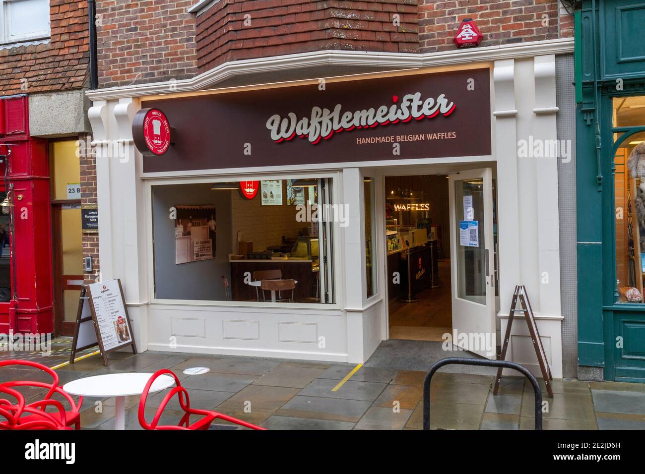 Eine Niederlassung von Wafflemeister (handgemachte belgische Waffeln), einer Waffle-Franchise in der High Street, Salisbury, Wiltshire, Großbritannien. Stockfoto