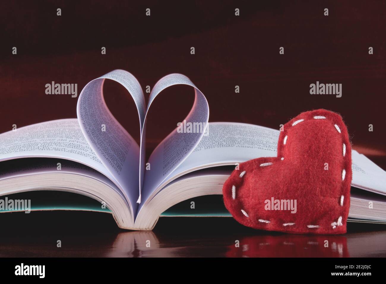 Valentinstag Hintergrund mit offenem Buch und herzförmigen Seiten. Stockfoto