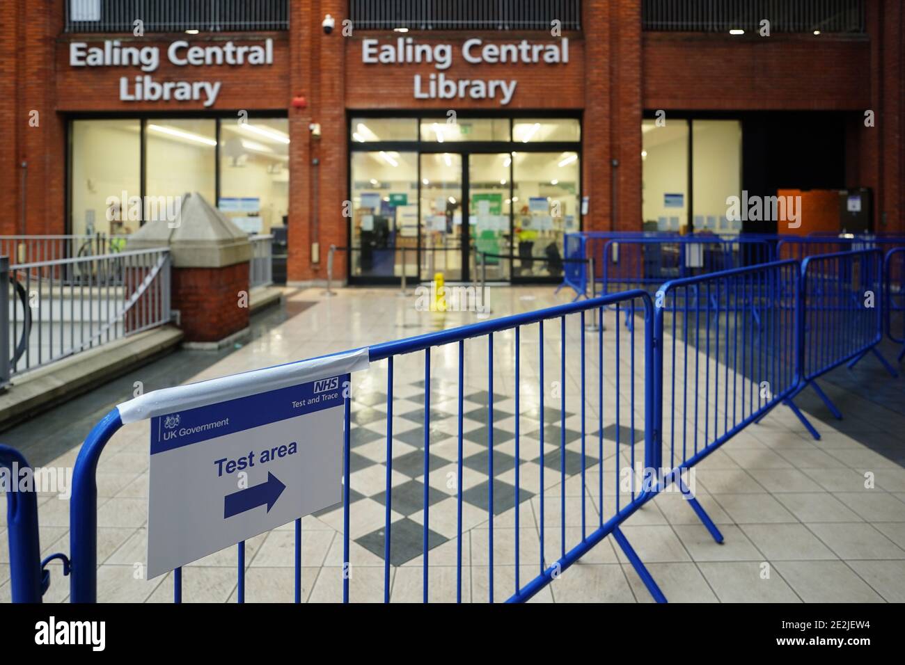 London, Großbritannien. Januar 2021. Ein Coronavirus-Lateral-Flow-Testzentrum in der Ealing Library, London. Fotodatum: Foto: Roger Garfield/Alamy Live News Stockfoto