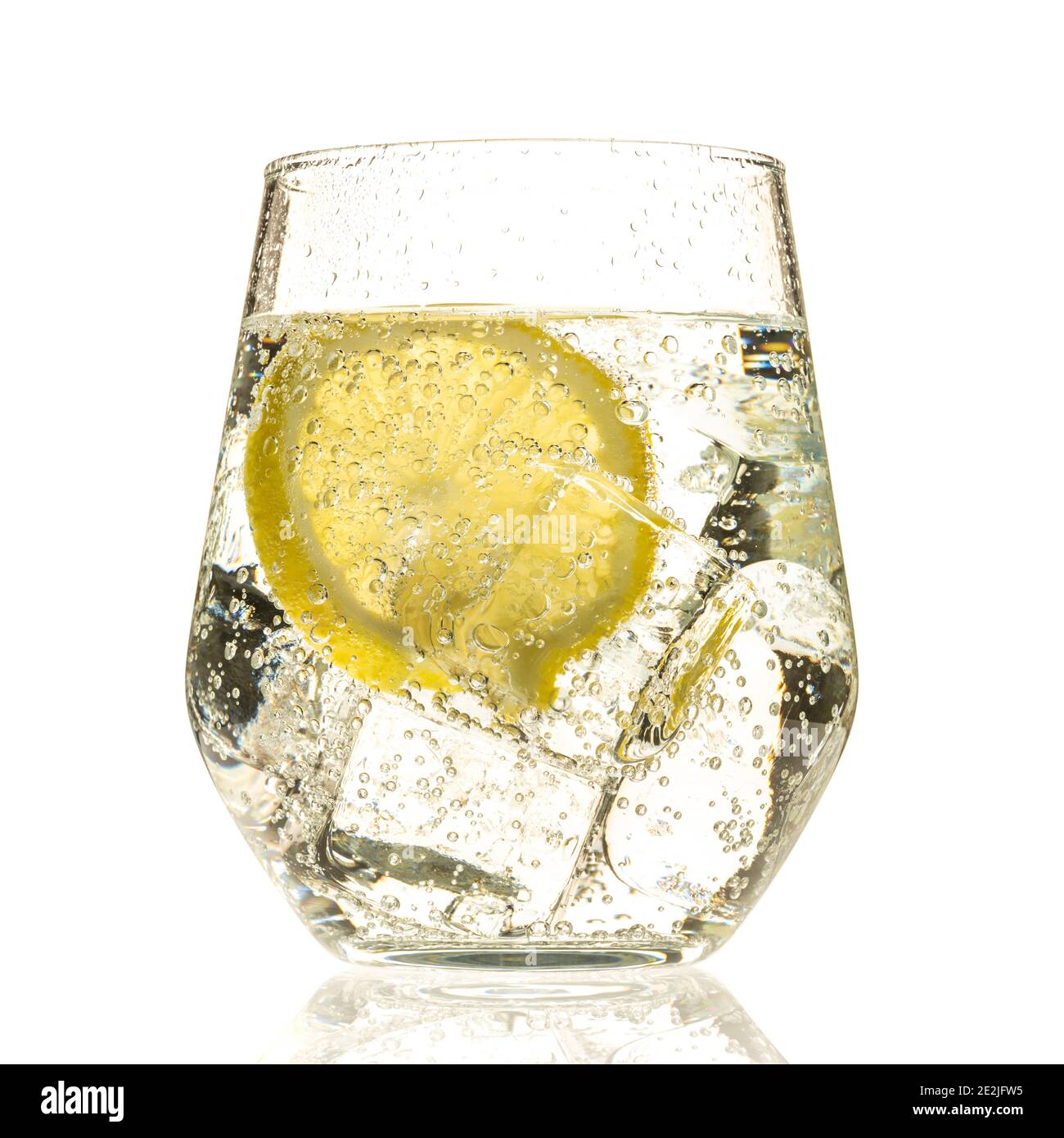 Gin und Tonic in Glas Stockfoto