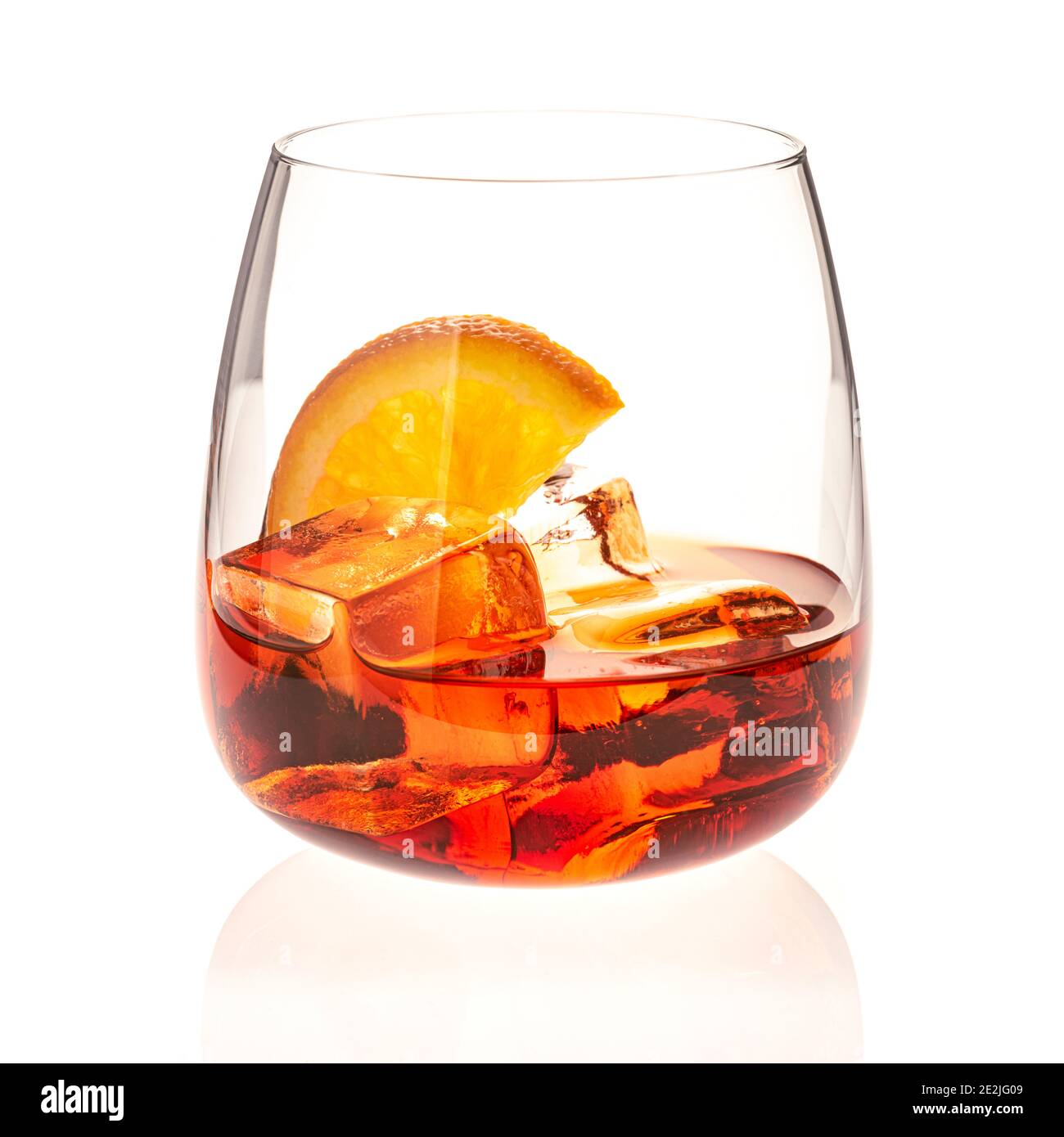 Negroni Cocktail mit Eis und Orangenscheibe Stockfoto