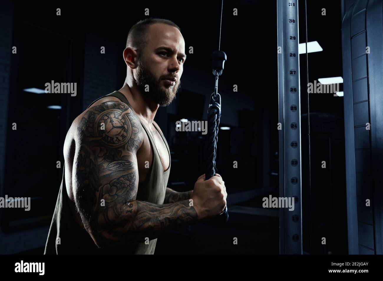 Tätowierte Bodybuilderin steht auf vergebene Männer Tätowierte Bodybuilderin steht auf vergebene Männer