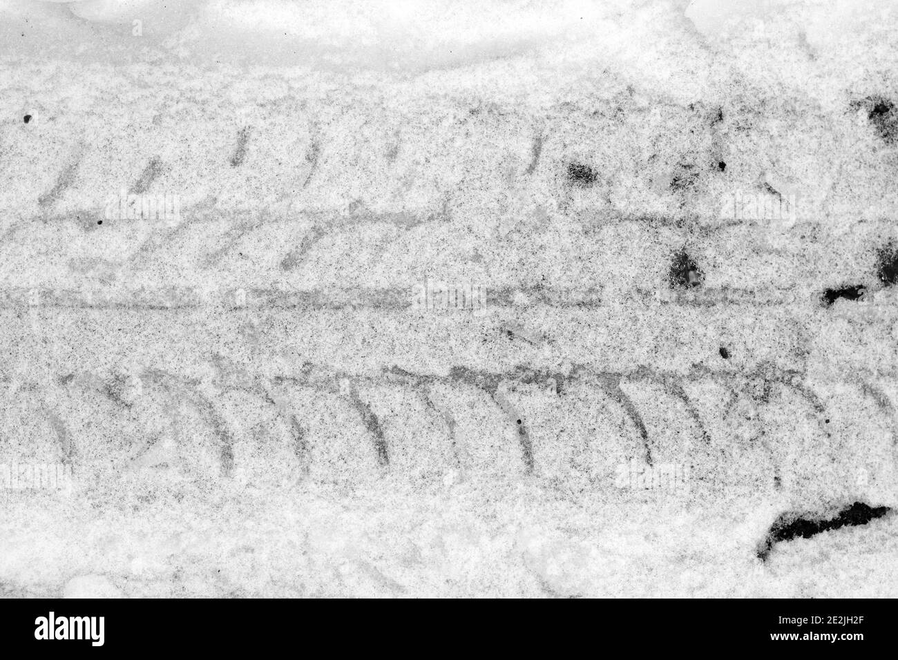 Spuren des Winters. Autospur im Neuschnee. Detail der Autoreifen Spur im  Schnee.Reifen Track Stockfotografie - Alamy