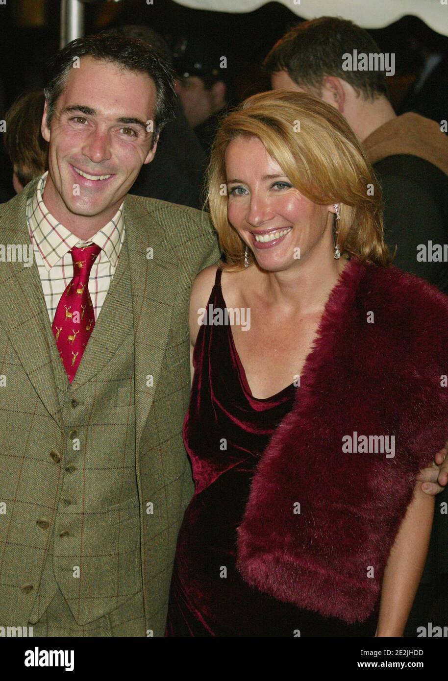 Emma Thompson und Ehemann Greg Wise kommen am 6. November 2003 zur Uraufführung von 'Love actually' im Ziegfeld Theater in New York City. Foto: Henry McGee/MediaPunch Stockfoto