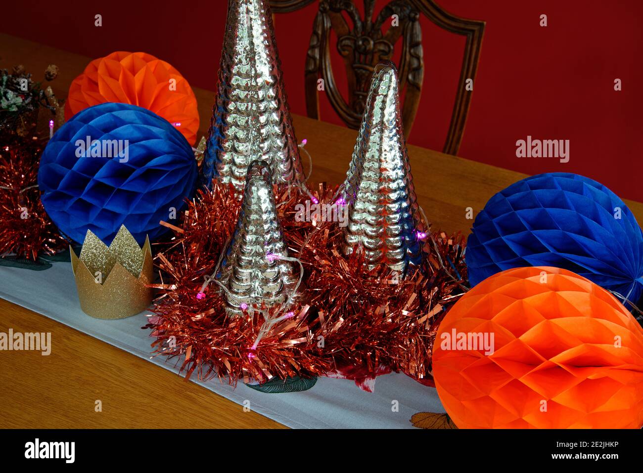 Ein Weihnachtstisch für die Saison geschmückt. Stockfoto